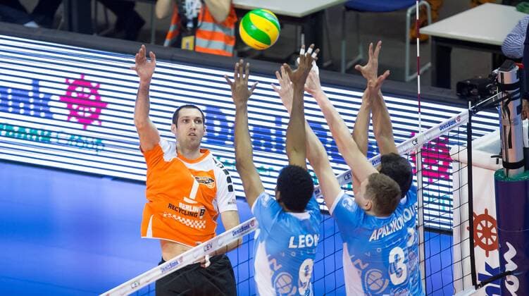 Scott Joseph Touzinsky (BR Volleys 1) gegen den Block aus Wilfredo Leon Venero (Kazan 9), Nikolay Apalikov (Kazan 3) und Mir Saeid Marouflakrani (Kazan 8)