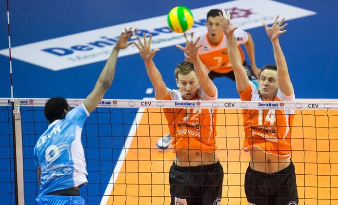 Wilfredo Leon Venero (Kazan 9) gegen den Block aus Paul Carroll (BR Volleys 12) und Tomas Kmet (BR Volleys 14)