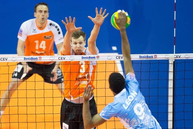 Berlin, Deutschland, 28.03.2015: Volleyball CEV Champions League Final 4 2015 - Halbfinale 1 BR Volleys - Zenit Kazan. Wilfredo Leon Venero (Kazan 9) gegen den Block aus Robert Kromm (BR Volleys 3)