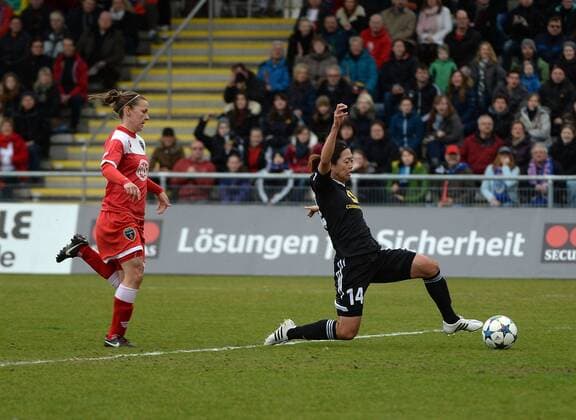 29.03.2015, xjhx, Fussball Champions League 1 4 Finale, 1.FFC Frankfurt - Bristol Academy WFC, v.l. Loren Dykes (Brystol WFC), Kozue Ando (1.FFC Frankfurt) Goal scored, Tor zum 1:0