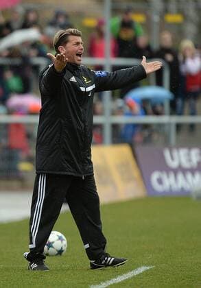 29.03.2015, xjhx, Fussball Champions League 1 4 Finale, 1.FFC Frankfurt - Bristol Academy WFC, v.l. Trainer Colin Bell (1.FFC Frankfurt) gibt Anweisungen, gestikuliert, mit den Armen gestikulieren gives instructions, gesticulate.