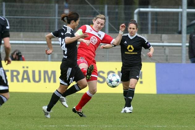 Viertelfinale Rueckspiel der UEFA Women s Champions League: 1. FFC Frankfurt gegen Bristol Academy WFC am Sonntag (29.03.2015) im Stadion am Brentanobad in Frankfurt am Main. Grace McCatty (Bristol Academy WFC, M), Kozue Ando (1. FFC Frankfurt).