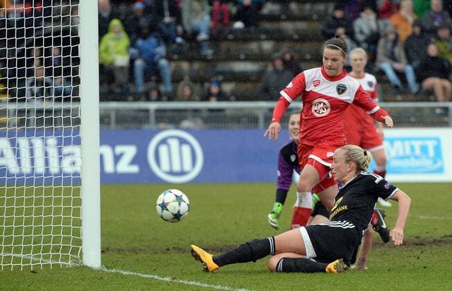 29.03.2015, xjhx, Fussball Champions League 1 4 Finale, 1.FFC Frankfurt - Bristol Academy WFC, v.l. Mandy Islacker (1.FFC Frankfurt), Loren Dykes (Brystol WFC), Mary Earps (Brystol WFC) Goal scored, Tor zum 5:0