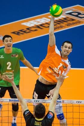29.03.2015, Unter den Linden, Berlin Volleyball, 2015 CEV Volleyball Champions League, Final Four, Spiel Platz 3 4, BR Volleys (GER) vs. PGE Skra Belchatow (POL) Block Facundo Conte ( 7 Belchatow POL) - Angriff Scott Joseph Touzinsky ( 1 Berlin)