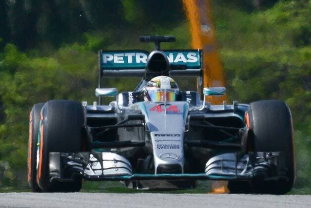 (150329) -- SEPANG, March 29, 2015 -- Mercedes driver Lewis Hamilton of Britain competes during the Malaysian Formula One Grand Prix in Sepang, Malaysia, March 29, 2015. ) (SP)MALAYSIA-SEPANG-F1 ChongxVoonxChung 