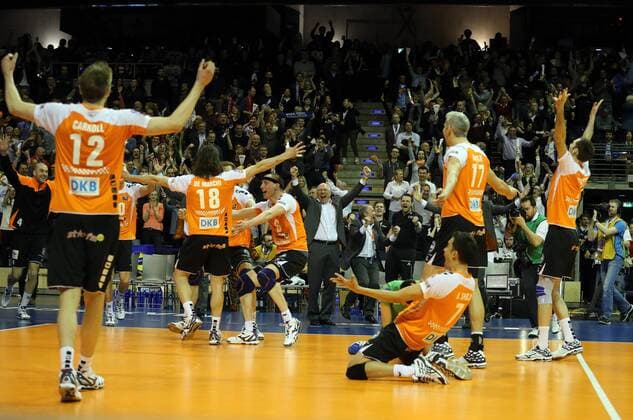 Paul Carroll (BR Volleys), Francesco De Marchi (BR Volleys), Felix Fischer (BR Volleys), Mark Lebedew (Trainer BR Volleys), Rob Bontje (BR Volleys), Kawika Shoji (BR Volleys), jubeln nach dem Siegpunkt BR Volleys Berlin-PGE Skra Belchatow Volleyball CEV Champions League 2014 2015, CEV Deniz Bank, Final Four, Spiel um Platz 3, kleines Finale Herren, Männer, Maenner, men, Volleyball, Deutschland, Germany, Max-Schmeling-Halle Berlin, 29.3.2015