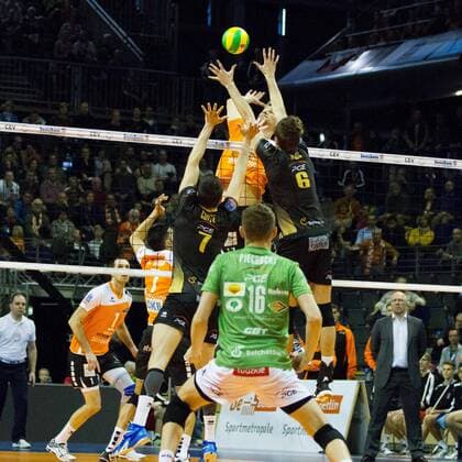 Rob Bontje (BRV) greift gegen Karol Klos ( 6) an , Berlin Recycling Volleys vs PGE Skra BELCHATOW, Champions League Final 4, Kleines Finale, Berlin, Max-Schmeling-Halle, 29.03.2015 EP_nwr