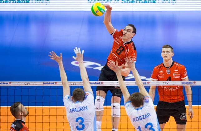 Berlin, Deutschland, 29.03.2015: Volleyball CEV Champions League Final 4 2015 - Finale Zenit Kazan - Asseco Resovia Rzeszow. Marko Ivovic (Rzeszow 8) gegen den Block aus Nikolay Apalikov (Kazan 3) und Igor Kobzar (Kazan 13)