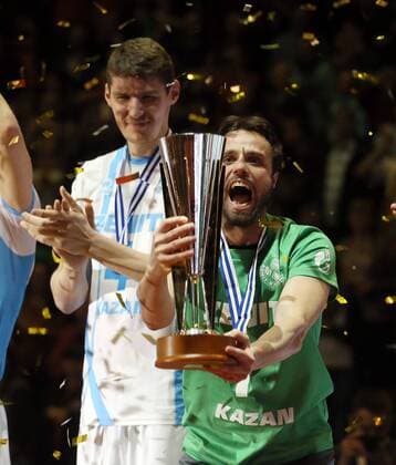 Teodor Salpara (Zenit Kazan), mit dem Siegerpokal Volleyball CEV Champions League 2014 2015, CEV Deniz Bank, Final Four, Spiel um Platz 3, kleines Finale Herren, Männer, Maenner, men, Volleyball, Deutschland, Germany, Max-Schmeling-Halle Berlin, 29.3.2015