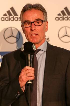 Helmut Sandrock (DFB-Generalsekretär) am DFB Mikrofon, spricht, redet, Fussball, Pressekonferenz DFB-Frauen, DFB-Zentrale, xozx