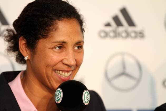 30.03.2015 Frankfurt, DFB-Zentrale Deutscher Fußball-Bund (DFB), Frauennationalmannschaft Planungen vor der Frauen-WM 2015 in Kanada - Trainerwechsel 2016 noch DFB-direktorin und ab 2016 Bundestrainerin Steffi Jones hier mit DFB-Generalsekretär Helmut Sandrock