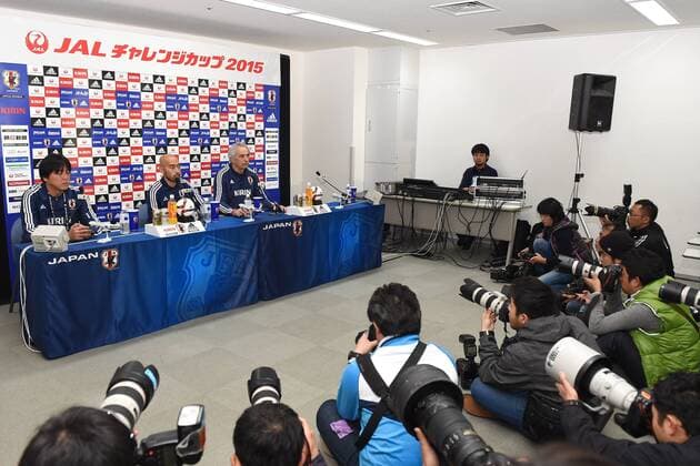 (L-R) Gun Hiwatashi, Vahid Halilhodzic (JPN), MARCH 30, 2015 - Football Soccer : Japan training session at Tokyo Stadium in Tokyo, Japan. Noxthirdxpartyxsales  (dlra004134)