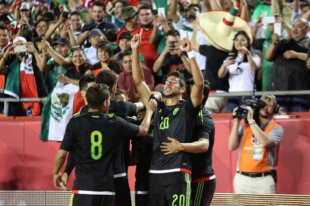 Mexico s Eduardo Herrera (R front) celebrates his scoring with teammates during the International Friendly Länderspiel match against Paraguay, in the Arrowhead Stadium in Kansas City, United States, on March 31, 2015. NOTIMEX) (jp) (SP)US-KANSAS-SOCCER-MEXICO VS PARAGUAY e NOTIMEX 