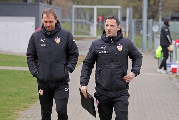 VfB Stuttgart Deutschland, Stuttgart, 31.03.2015, 1. Fussball-Bundesliga, Saison 2014 2015, VfB Stuttgart Training: v.l. Andreas Hinkel (Co-Trainer U17 U 17 , Domenico Tedesco (Trainer U17).