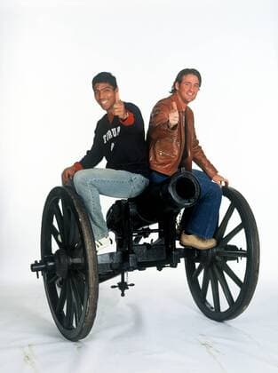 Bundesliga Torschützenkönige der Saison 2002 2003 - Giovane Elber (FC Bayern München) und Thomas Christiansen (VfL Bochum) - Fotoshooting mit Kanone in München