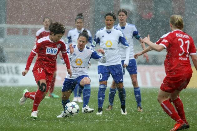 DFB-Pokal der Frauen, Halbfinale: 1. FFC Frankfurt - 1. FFC Turbine Potsdam am Mittwoch (01.04.2015) im Stadion am Brentanobad in Frankfurt am Main. Asano Nagasato (1. FFC Turbine Potsdam, L), Veronica Boquete (1. FFC Frankfurt).