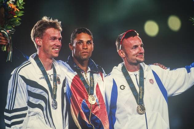 Frank Busemann , Silbermedaillie, Dan O Grien (USA Olympiasieger), Tomas Dvorak bei Siegerehrung 10 Kampf Olympische Sommerspiele Atlanta 1996