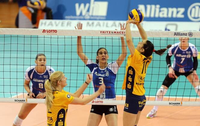 MTV Allianz Stuttgart Deutschland, Stuttgart, 01.04.2015, Volleyball, 1. Bundesliga Frauen, Saison 2014 2015, Play-Off Halbfinale Spiel 1, MTV Allianz Stuttgart - Schweriner SC: v.l. Anja Brandt (Schweriner SC), Micheli Pissinato (Allianz MTV Stuttgart), Diana Nenova (Schweriner SC).