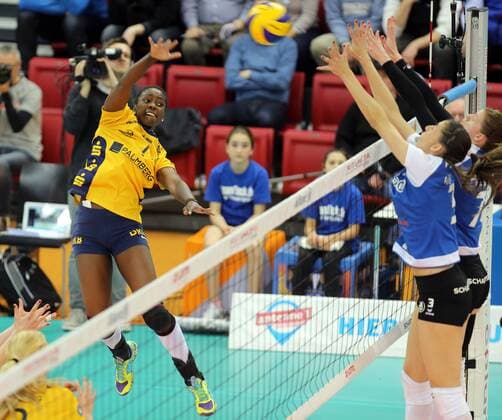 MTV Allianz Stuttgart Deutschland, Stuttgart, 01.04.2015, Volleyball, 1. Bundesliga Frauen, Saison 2014 2015, Play-Off Halbfinale Spiel 1, MTV Allianz Stuttgart - Schweriner SC: li. Lousiane Souza Ziegler (Schweriner SC).