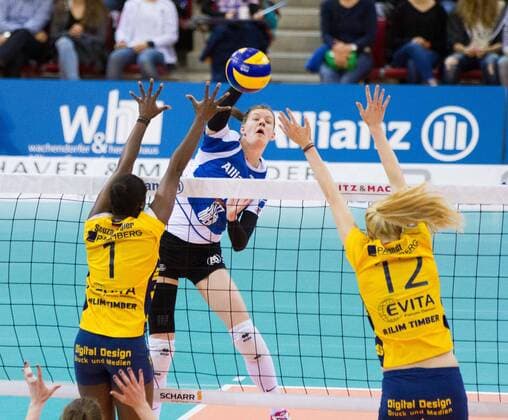 Renata Sandor 7 (Allianz MTV Stuttgart) im Angriff ,Allianz MTV Stuttgart vs Schweriner SC, 1. Volleyball Bundesliga Play-Off Halbfinale, Damen, SCHARRena, Stuttgart, 01.04.2015 EP_nwr