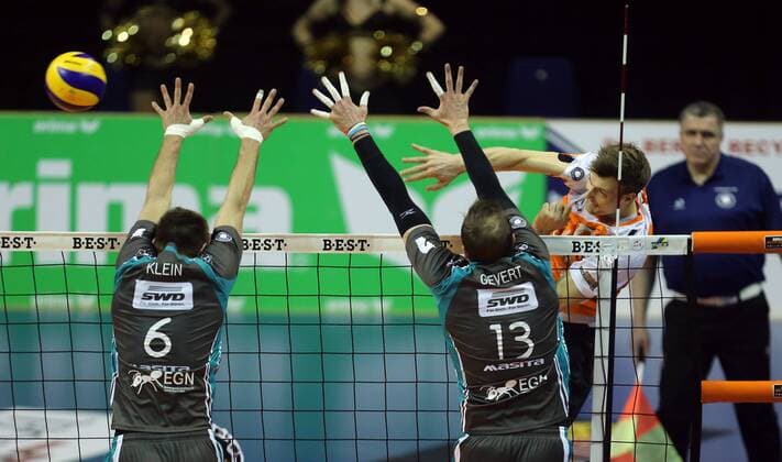 Robert Kromm (BR Volleys), hinten, vorne Georg Klein (Düren), Sebastian Gevert (Düren), BR Volleys Berlin - SWD Powervolleys Düren Deutsche Volleyball Liga, Saison 2014 2015, Herren, Männer, Männer, men, Volleyball, Deutschland, Germany, Max-Schmeling-Halle Berlin, 2.4.2015