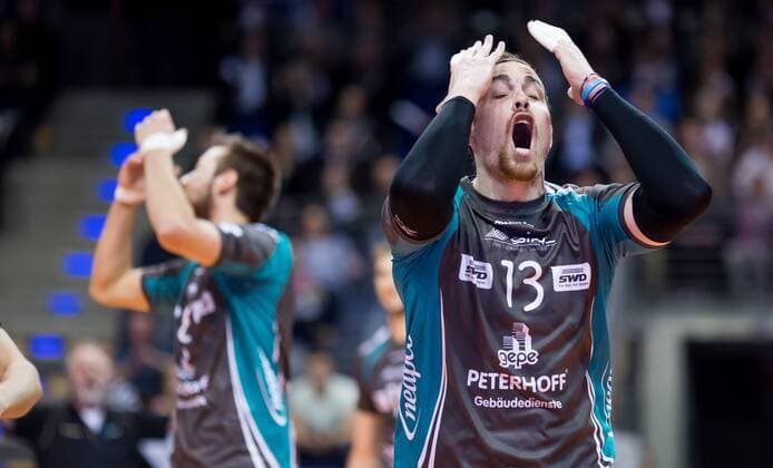 Berlin, Deutschland, 02.04.2015: Volleyball Bundesliga - Playoffs Halbfinale Spiel 1 Saison 2014 2015 - Berlin Recycling Volleys - SWD Powervolleys Dueren Düren. Sebastian Gevert (Düren 13)