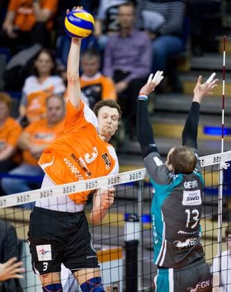 Berlin, Deutschland, 02.04.2015: Volleyball Bundesliga - Playoffs Halbfinale Spiel 1 Saison 2014 2015 - Berlin Recycling Volleys - SWD Powervolleys Dueren Düren. Robert Kromm (BR Volleys 3) gegen den Block aus Sebastian Gevert (Düren 13)