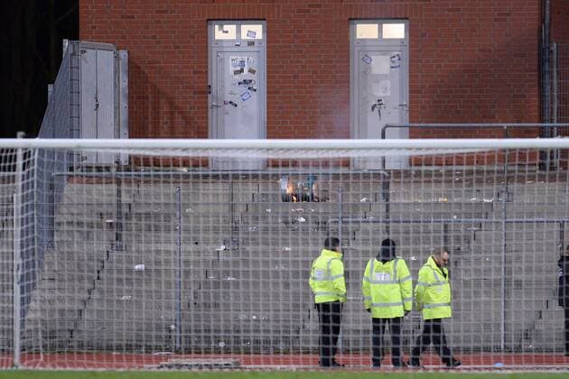 Fußball, Stadiongeschichte SG Wattenscheid 09 Fußball Regionalliga West 19. Spieltag SG Wattenscheid - VfL Bochum II am 02.04.2015 im Lohrheidestadion in Bochum Bochumer Fans haben einen brennenden Mülleimer hinterlasen