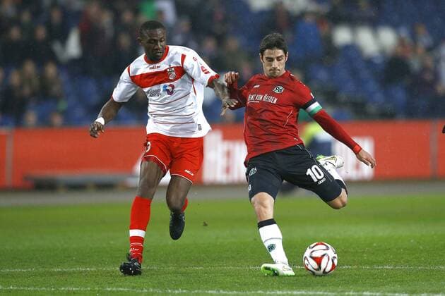 27.03.2015, HDI-Arena, Hannover, Testspiel, Hannover 96 vs RW Erfurt, im Bild Steve Gohouri (23, Rot-Weiss Erfurt, li.) im Zweikampf mit Lars Stindl (10, Hannover 96) Hannover 96 vs Rot-Weiss Erfurt