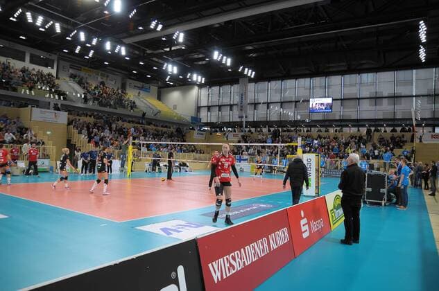 04.04.2015, xtkx, Volleyball 1.Bundesliga Playoffs Damen, VC Wiesbaden - Dresdner SC, v.l. Halle am Platz der deutschen Einheit,