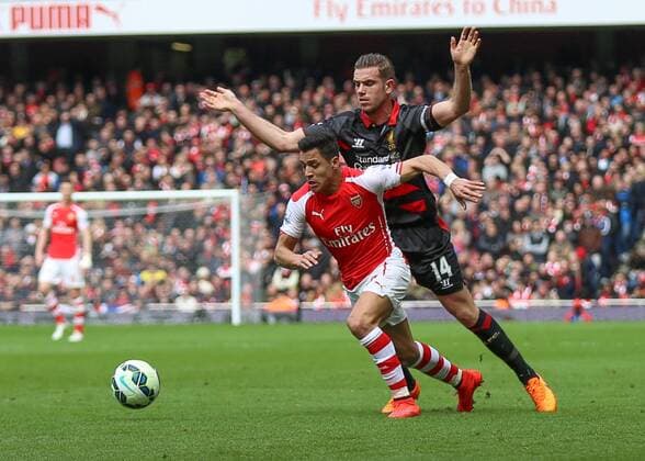 Football - 2014 2015 - Barclays Premier League, - Arsenal Vs Liverpool Arsenal s Alexis Sánchez dives in under Liverpool s Jordan Henderson at The Emirates Stadium COLORSPORT DANIEL BEARHAM  ARS_LIV