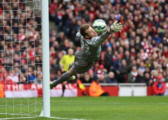 Football - 2014 2015 - Barclays Premier League, - Arsenal Vs Liverpool, Liverpool s Simon Mignolet cannot reach Mesut Özil free kick at The Emirates Stadium COLORSPORT DANIEL BEARHAM  ARS_LIV