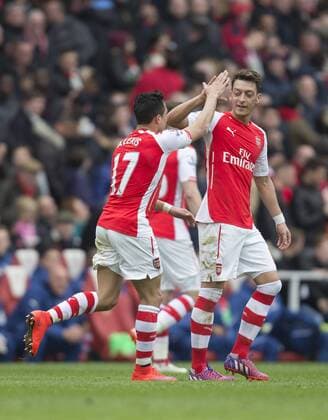 04.04.2015. London, England. Barclays Premier League. Arsenal versus Liverpool. First half goalscorers Arsenal s Alexis S& xe1;nchez and Mesut Ã–ZIL celebrate their third goal xNigelxCookex  ActionPlus11610473