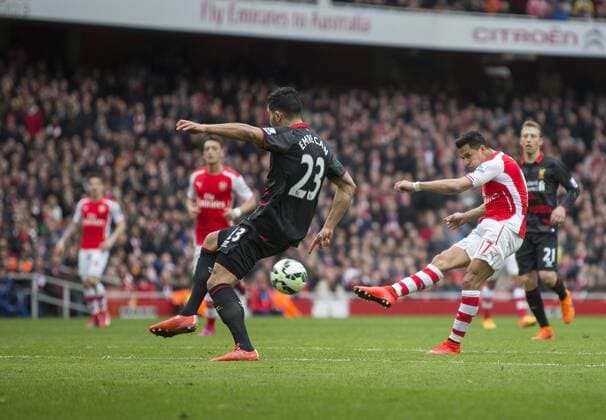 04.04.2015. London, England. Barclays Premier League. Arsenal versus Liverpool. Arsenal s Alexis S& xe1;nchez scores his sides third goal to make it 3-0 just before half time. xNigelxCookex  ActionPlus11610476