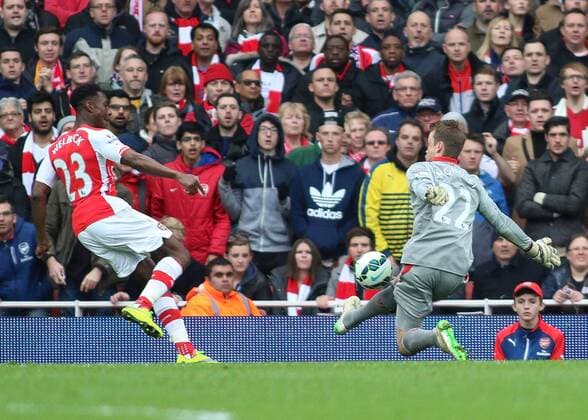 Football - 2014 2015 - Barclays Premier League, - Arsenal Vs Liverpool, Liverpool s Simon Mignolet comes out to save from Arsenal s Danny Welbeck at The Emirates Stadium COLORSPORT DANIEL BEARHAM  ARS_LIV