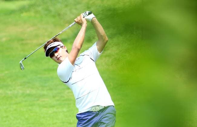 HAIKOU, CHINA - APRIL 04: (CHINA OUT) Yi Keun Chang of South Korea plays a shot during the third round of China Tour - PGA Golf Herren Tour China Series Buick Open at Sandbelt Trails Golf Course on April 4, 2015 in Haikou, Hainan province of China.  CFP465537840 