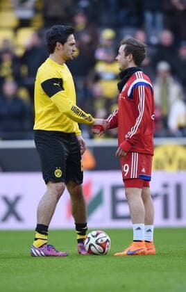 Mats HUMMELS (DOR links), Mario GOETZE (BAY) rechts klatschen vor dem Spiel ab. Fussball 1.Bundesliga - Saison 2014 2015, 27.Spieltag: Borussia Dortmund BVB - FC Bayern München in Dortmund, Deutschland am 04.04.2015,