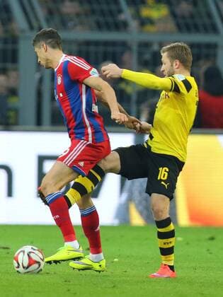 Robert LEWANDOWSKI, FCB 9 Zweikampf , Aktion um den Ball gegen KUBA (Jakub Blaszczykowski) , BVB 16 Fussball 1. Bundesliga , Dortmund, am 04.04.2015 BORUSSIA DORTMUND - FC BAYERN MUENCHEN 27.Spieltag, Liga1, Liga01, 1.Liga BVB, FCB, Saison 2014 2015