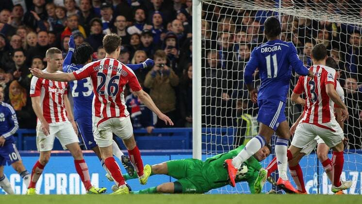 Football - 2014 2015 -Barclays Premier League, - Chelsea Vs Stoke City, Stoke City s Asmir Begovic smothers Chelsea s Juan Cuadrado first shot at Stamford Bridge COLORSPORT DANIEL BEARHAM  che_sto