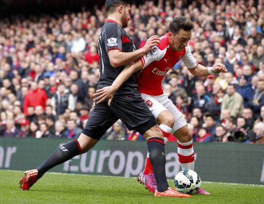 Ozil of Arsenal (R) breaks through during the Barclays Premier League match between Arsenal and Liverpool at the Emirates Stadium in London, England on April 4, 2015. Arsenal won 4-1. ) FOR EDITORIAL USE ONLY. NOT FOR SALE FOR MARKETING OR ADVERTISING CAMPAIGNS. NO USE WITH UNAUTHORIZED AUDIO, VIDEO, DATA, FIXTURE LISTS, CLUB LEAGUE LOGOS OR LIVE SERVICES. ONLINE IN-MATCH USE LIMITED TO 45 IMAGES, NO VIDEO EMULATION. NO USE IN BETTING, GAMES OR SINGLE CLUB LEAGUE PLAYER PUBLICATIONS.? (SP)UK-LONDON-SOCCER-BARCLAYS PREMIER LEAGUE-ARSENAL VS LIVERPOOL HanxYan 