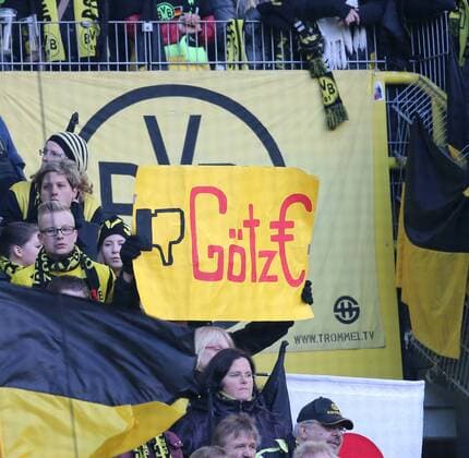 Dortmund, Fussball Herren, 1.Bundesliga, Saison 2014 2015, Spieltag 27, Borussia Dortmund vs FC Bayern München 04.04.2015, Signal Iduna Park Dortmund, BVB fan mit anti Mario Götze Banner