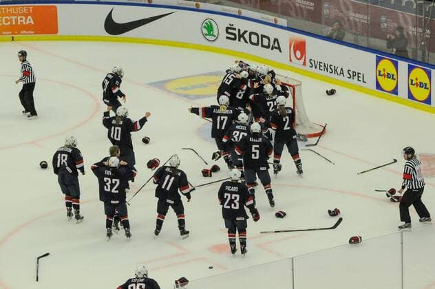 SWE, IIHF Eishockey Frauen WM 2015, USA vs Canada (CAN) 04.04.2015, Malmö Ishall, Malmö , SWE, IIHF Eishockey Frauen WM 2015, USA vs Canada (CAN), im Bild, Finale, Team USA gewinnt die Frauen Eishockey WM in Malmö, nach dem Schlusspfiff stürmen die US Spielerinnen auf ihre Torhüterin zu Attention nur für redaktionelle Berichterstattung nphxHafner