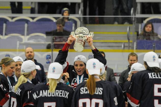 SWE, IIHF Eishockey Frauen WM 2015, USA vs Canada (CAN) 04.04.2015, Malmö Ishall, Malmö , SWE, IIHF Eishockey Frauen WM 2015, USA vs Canada (CAN), im Bild, Finale, Team USA gewinnt die Frauen Eishockey WM in Malmö, Hilary KNIGHT ( 21, USA) hält den Pokal in die Höhe Attention nur für redaktionelle Berichterstattung nphxHafner