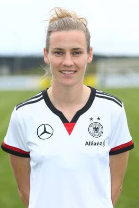 04.04.2015 - Fussball - Saison 2014 2015 - Training und Fototermin DFB Nationalmannschaft Damen Frauen GER Bundesrepublik Deutschland - JüRa - Simone Laudehr (6, Bundesrepublik Deutschland GER) Einzelfoto Portrait