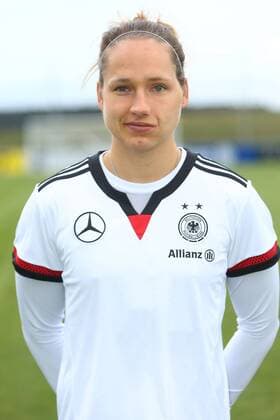 04.04.2015 - Fussball - Saison 2014 2015 - Training und Fototermin DFB Nationalmannschaft Damen Frauen GER Bundesrepublik Deutschland - JüRa - Babett Peter (14, Bundesrepublik Deutschland GER) Einzelfoto Portrait