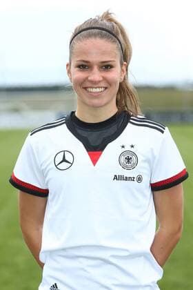 04.04.2015 - Fussball - Saison 2014 2015 - Training und Fototermin DFB Nationalmannschaft Damen Frauen GER Bundesrepublik Deutschland - JüRa - Melanie Leupolz (16, Bundesrepublik Deutschland GER) Einzelfoto Portrait