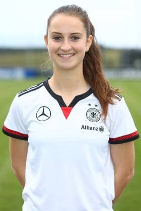 04.04.2015 - Fussball - Saison 2014 2015 - Training und Fototermin DFB Nationalmannschaft Damen Frauen GER Bundesrepublik Deutschland - JüRa - Sara Däbritz (25, Bundesrepublik Deutschland GER) Einzelfoto Portrait