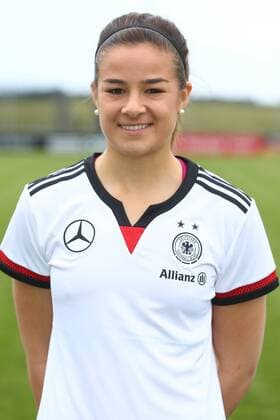 04.04.2015 - Fussball - Saison 2014 2015 - Training und Fototermin DFB Nationalmannschaft Damen Frauen GER Bundesrepublik Deutschland - JüRa - Lena Lotzen ( Bundesrepublik Deutschland GER) Einzelfoto Portrait