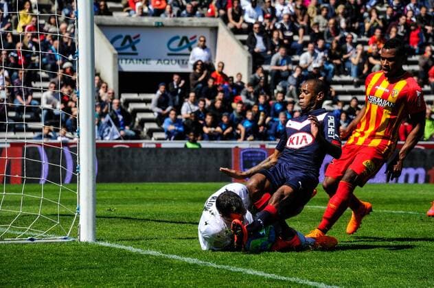 Diego Rolan (gir) vs Rudy Riou (rcl) FOOTBALL : Bordeaux vs Lens - 31eme journee de L1 - 05 04 2015 ThierryBreton Panoramic 