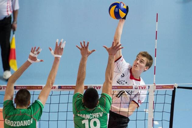 05.04.2015, Sakarya Spor Salonu, Sakarya Volleyball, 2015 CEV U19 Volleyball European Championship EM Europameisterschaft Europameisterschaft, Deutschland vs. Bulgarien Block Doppelblock Aleks Grozdanov ( 11 BUL), Nikolay Manchev ( 19 BUL) - Angriff Corbin Balster ( 7 GER)